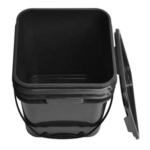 Secchio Quadrato in <span class=keywords><strong>Plastica</strong></span> Nera Resistente da 17L con Coperchio, Cestello in Rete Metallica e Set di Paletta in <span class=keywords><strong>Plastica</strong></span> per Stoccaggio e Pulizia - Product Image 3