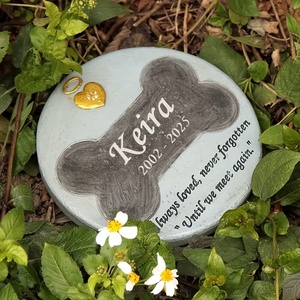 Targa Commemorativa per Animali Domestici a Forma di Osso Personalizzata, Ricordo in Resina Azzurra con Design Osseo Nero, Regalo Artigianale di Condoglianze per Amanti degli Animali - Product Image 1