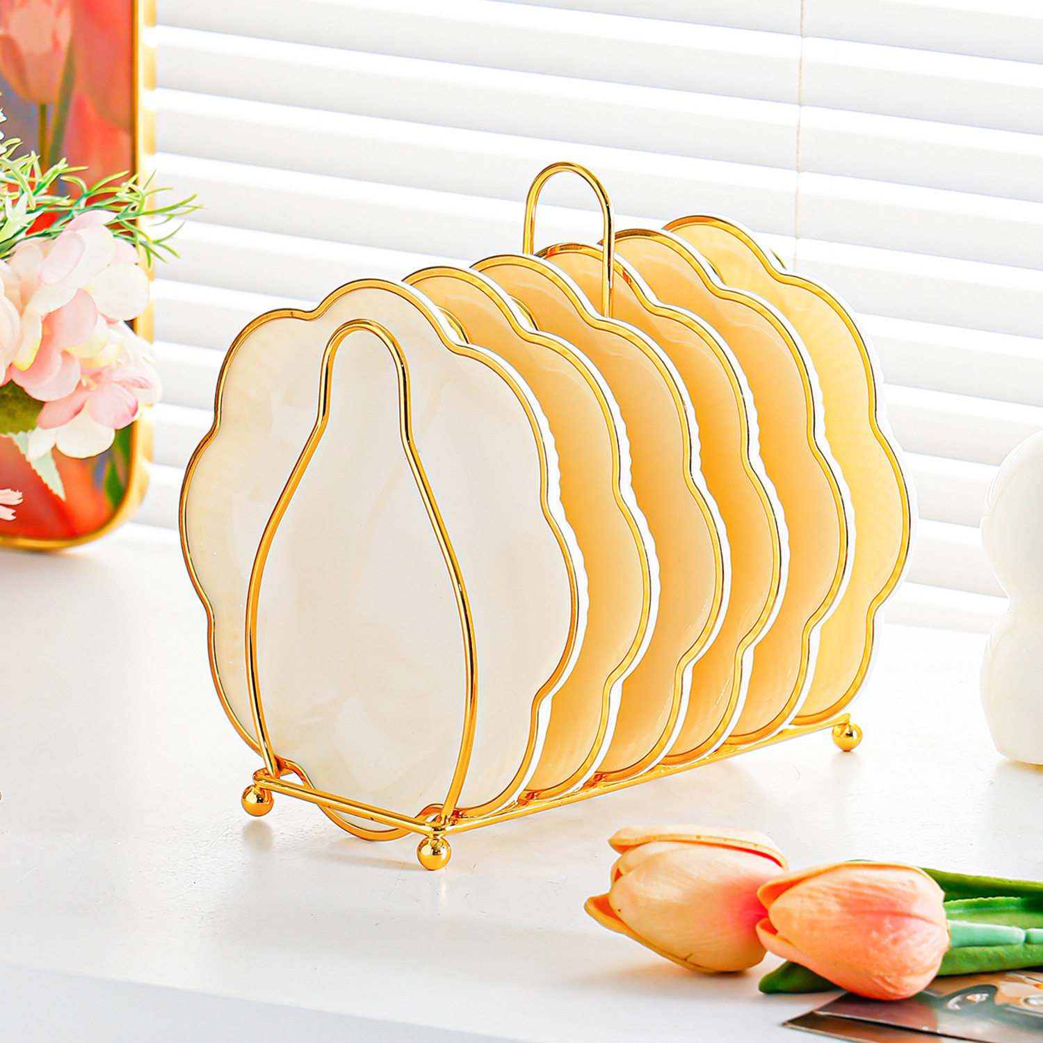 Plato de flor de ciruelo blanco lechoso - 6 piezas con soporte dorado