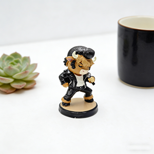 Figurine de vache des Highlands rock'n'roll, statue de vache chantante rétro style Elvis, microphone, décoration de bureau à domicile, cadeau original parfait - Product Image 2