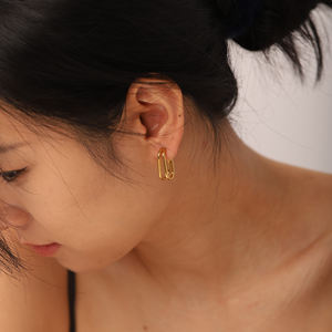 Çift katmanlı çizgi 18K altın kaplama paslanmaz çelik takı geometrik hediye Charm CC şekilli küpe - Product Image 4