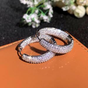 Orecchini a Cerchio in Oro Bianco con Cristalli e Strass per Donne, Gioielli alla Moda per Feste, Design con Micro Inserimento in Lega - Product Image 4