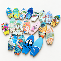 Aimant de réfrigérateur en céramique personnalisé en forme de planche de surf pour souvenirs touristiques et cadeaux promotionnels