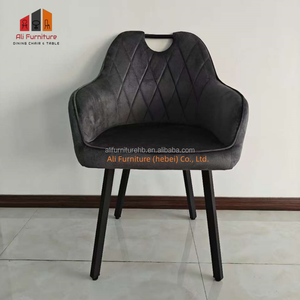 Fauteuil de salle à manger en velours <span class=keywords><strong>gris</strong></span> <span class=keywords><strong>clair</strong></span> avec motif matelassé en losanges et poignée supérieure en métal, pieds en métal noir pour espaces modernes et élégants - Product Image 3