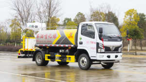 จีนสามารถปรับแต่งรถบรรทุกฉีดน้ำดับฝุ่น 4x2 ดีเซล Dongfeng 5cbm Quanchai152HP สำหรับงานทำความสะอาดเมืองได้ - Product Image 2