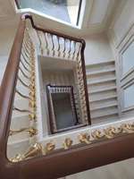 Décoration intérieure résidentielle moderne haut de gamme, garde-corps d'escalier en métal plaqué or cuivre-aluminium, résistant à la rouille et à l'eau