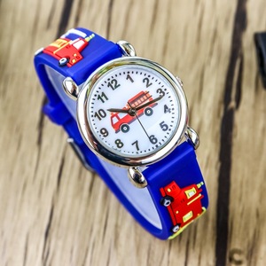 Nouvelle montre à quartz élégante en alliage sur le thème du camion de pompiers avec bracelet en caoutchouc pour garçons de 3 à 9 ans - Product Image 5