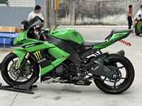 Moto Kawasaki ZX-10R haute performance, 4 cylindres en ligne, refroidissement liquide, puissante, idéale pour les pilotes expérimentés sur les courses en circuit