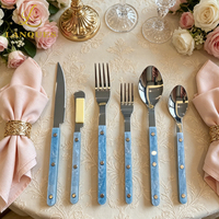 Couverts de luxe en acier inoxydable avec manche en acrylique blanc, couteau, fourchette et cuillère à effet coquillage pour la mise en place de tables de mariage et d'hôtel