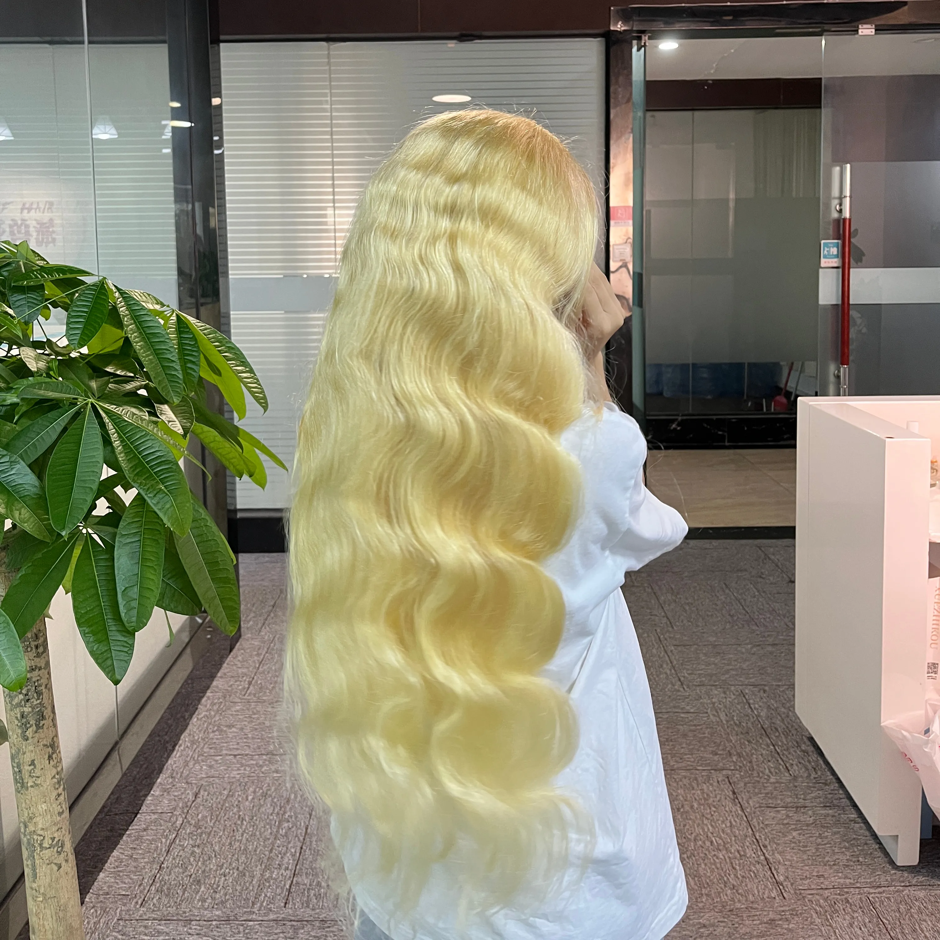 Vente en gros 100% 613 # perruque frontale blonde 13x4, 613 cheveux russes vierges bruts brésiliens blonds cheveux humains dentelle HD perruque transparente