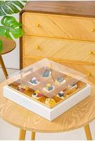 Boîte d'emballage pour desserts et cupcakes, base blanche, plateau doré, sans texte, fond plat, carrée, 4/9 compartiments, avec couvercle transparent en PET et poignée