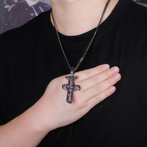 Una collana con pendente in zirconio bicolore nero e rosso, accessorio dello stesso stile <span class=keywords><strong>di</strong></span> <span class=keywords><strong>Fortnite</strong></span>, un articolo <span class=keywords><strong>di</strong></span> tendenza su Instagram in Europa. - Product Image 4