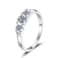 Bague Éternité Classique en Argent Sterling 925 Plaqué Rhodium avec Moissanite et Trois Pierres Serties en Canal pour Mariage Féminin