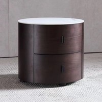Table de chevet ronde de style moderne en noyer foncé avec tiroir, structure en bois et plateau en roche, assemblée, pour chambre d'hôtel, salon, villa