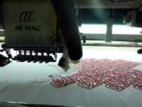 Machine à broder informatisée avec dispositif laser