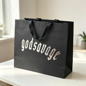 Bolsa de Compras de Papel Negro Mate de Lujo, con Logotipo Personalizado en Estampado Plateado, Asa de Cinta, Bolsa de Regalo para Boutique de Ropa - Product Image 2
