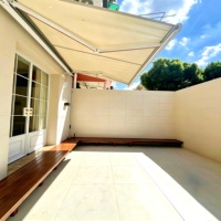 Auvent à bras courbé entièrement enroulable, auvent de terrasse rétractable résistant au vent avec inclinaison réglable, protection contre toutes les intempéries