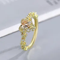 Женское кольцо с фианитами