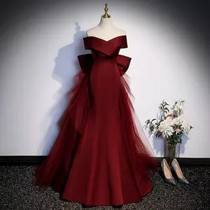 2024新しいデザイン工場直接ウェディングドレス高級イブニングドレス女性赤オフショルダーサテンふくらんでいるウエディングボールガウン