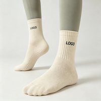 Chaussettes de yoga et de pilates personnalisées pour femmes, antidérapantes, en coton/bambou, avec broderie de lettres sur le bord, emballage personnalisé, vente en gros