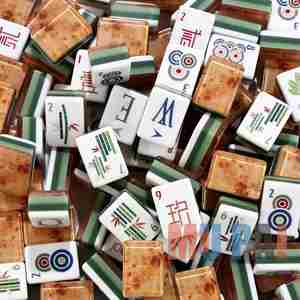 Elegante Juego de Mahjong de Acrílico Transparente, Fichas Transparentes con Detalles Dorados, Estilo Moderno y Lujoso, Decoración Artística para el Hogar - Product Image 1