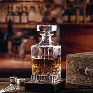 NOVARE Carafe à <span class=keywords><strong>Whisky</strong></span> Carrée 750ml en Verre Gravé à la Main Transparent avec Boîte Cadeau - Product Image 3