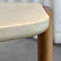 Table basse moderne en travertin, plateau en pierre naturelle, pieds en bois massif, table centrale pour la maison, l'hôtel, la villa