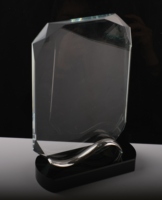Trophée en cristal avec base à pince en chrome poli personnalisable et écologique