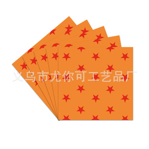 Ensemble de vaisselle jetable sur le thème des étoiles pour fête d'anniversaire avec assiettes, serviettes, couverts et nappe pour la célébration des enfants - Product Image 4
