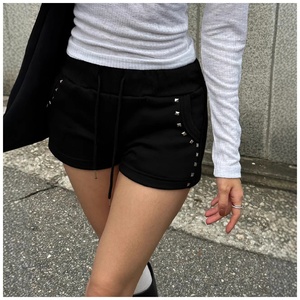 Conjunto de <span class=keywords><strong>Sudadera</strong></span> con Capucha Ajustada Estilo Retro Y2K con Cremallera y Pantalones Cortos con Cordón y Pedrería para Mujer - Product Image 5