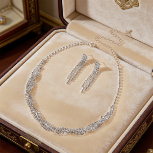 طقم مجوهرات كلاسيكي للعروس والمناسبات المسائية يتضمن قلادة شوكر متموجة مرصعة بالأحجار الكريمة الشفافة وأقراط مزينة بالشراشيب - Product Image 4