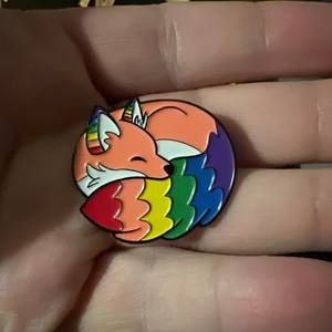 เข็มกลัดโลหะเคลือบรูปสุนัขจิ้งจอกนอนหลับน่ารักลายการ์ตูนสัตว์อะนิเมะ LGBT อุปกรณ์ตกแต่งเสื้อผ้างานฝีมือโลหะสำหรับหมวก - Product Image 6