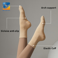 Nouveau design de chaussettes antidérapantes de couleur unie avec votre logo personnalisé chaussettes d'équipage de yoga pour femmes de sport girly de qualité supérieure