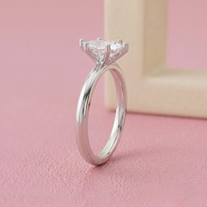Anillo de Compromiso Solitario con Diamante de Corte Ovalado de Seis Puntas en Banda de Oro Clásica Lisa para Joyería Fina Atemporal - Product Image 2