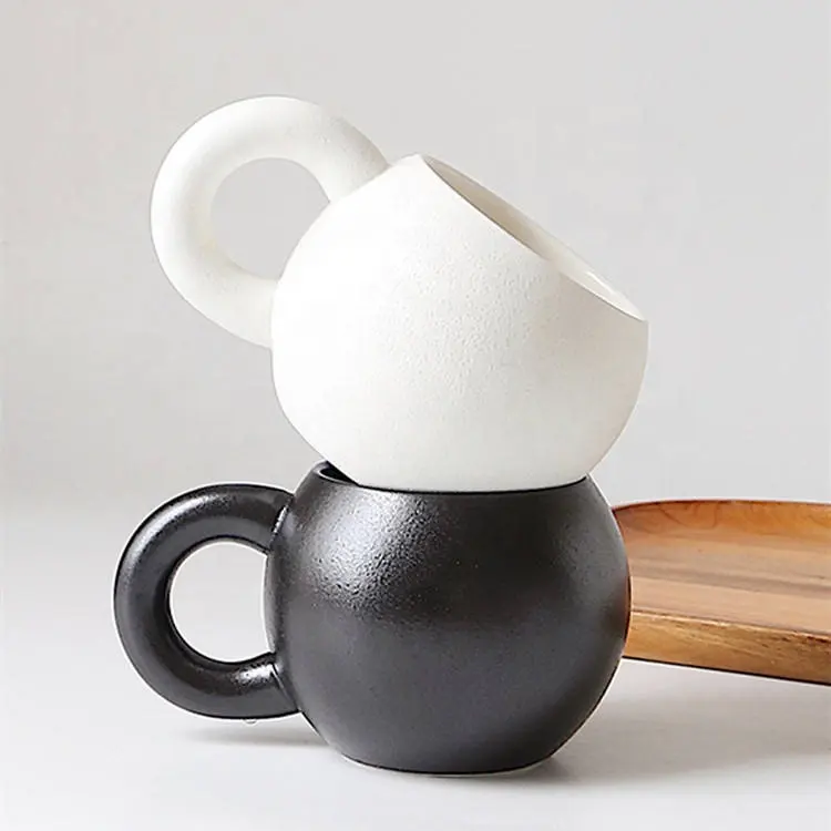創造的なデザイン北欧の球形マットホワイトミルクティーコーヒーセラミックマグ、大きなハンドル付き