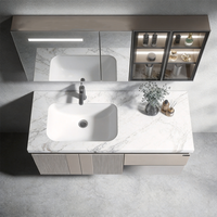 Meuble-lavabo mural gain de place aux proportions équilibrées, avec panneau cannelé et étagères ouvertes, en tons neutres
