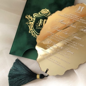 Invitation de mariage de luxe en velours vert émeraude avec <span class=keywords><strong>carte</strong></span> à bord festonné en acrylique doré effet miroir et suite de pompons en soie forestière - Product Image 2