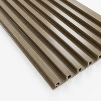 Panneaux muraux rainurés en PVC/WPC de qualité, modernes et imperméables pour la décoration de salle de bain, salon, escalier, salle de sport