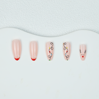 Faux ongles à presser, motif rennes de Noël et lumières féériques, forme amande moyenne, rouge nude, French manucure, imprimé hiver et fêtes