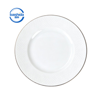 Service de vaisselle professionnel en porcelaine blanche de luxe avec bord doré, écologique, durable, rond, en céramique, pour mariage, événement, fête