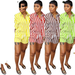 Ensemble deux pièces d'été pour femmes au-dessus du genou haut court et short de butin tenues de vacances en dentelle hawaïenne imprimé rayé Technique lavée - Product Image 1