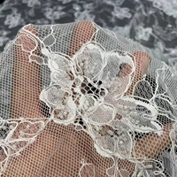 Tissu en dentelle Chantilly élégant blanc 3D floral, brodé lourd, perlé et pailleté, avec cordon et cils, pour robe de mariée