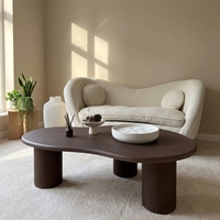 Grande table basse incurvée en bois foncé de forme organique à trois pieds cylindriques, style Wabi-Sabi moderne pour salon
