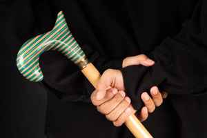 Bastón de Resina y Madera Premium con Empuñadura Ergonómica que Ofrece Comodidad y Uso Duradero para Personas Mayores - Product Image 4