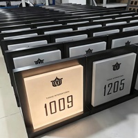 Plaque de porte lumineuse en acrylique à LED avec base de table, numéro de chambre d'hôtel, taille et motif personnalisés, fabrication sur mesure disponible