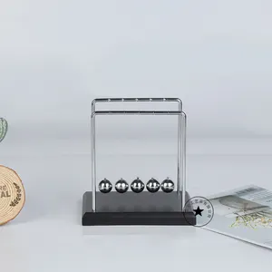 Metalen Newton Geschenken Slingerbal Met Houten Basis Gegraveerd Logo Physics Science Newton 'S Cradle