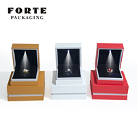 Boîte à bijoux de luxe en cuir et velours avec insert carré lumineux à LED et peinture haute brillance, artisanat exquis, étui personnalisé avec logo pour occasions spéciales