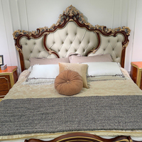 Lit capitonné en cuir sculpté doré, style victorien régence majestueux, pour suite parentale ou chambre d'hôtel