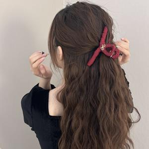 Pince à cheveux coréenne Ankela en tissu rouge avec nœud doré, accessoire en plastique pour femme - Product Image 2
