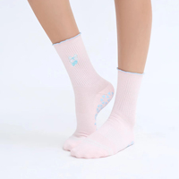 Chaussettes de Pilates antidérapantes personnalisées de haute qualité, nouvelle arrivée, chaussettes de yoga antidérapantes, vente en gros, chaussettes pour femmes de qualité supérieure à volants antidérapants